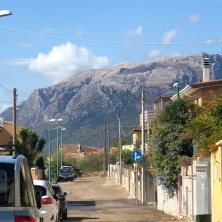 Under The Lemon Tree Ла-Калетта