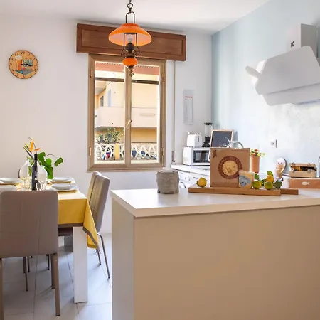 Under The Lemon Tree Ла-Калетта