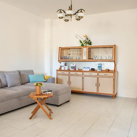 Under The Lemon Tree Апартаменты *