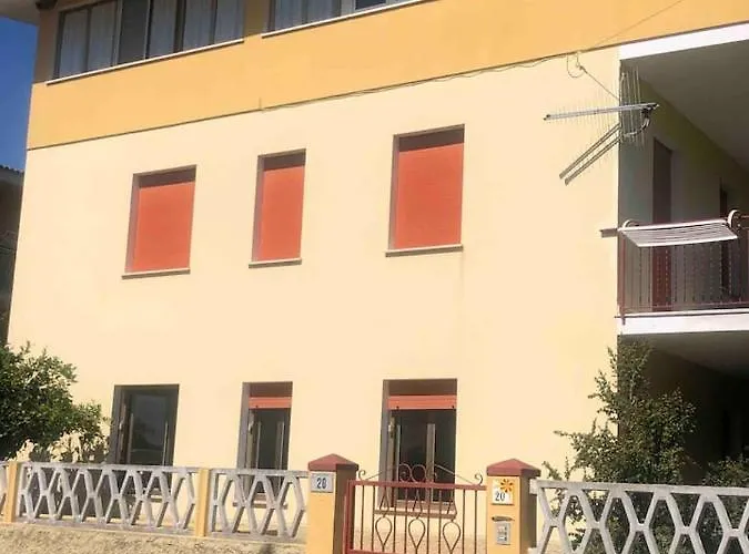 Under The Lemon Tree شقة